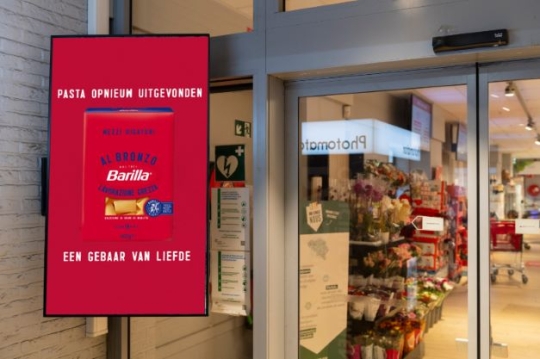 Use Digital signage at the entrance to launch a new range of pasta effectively!